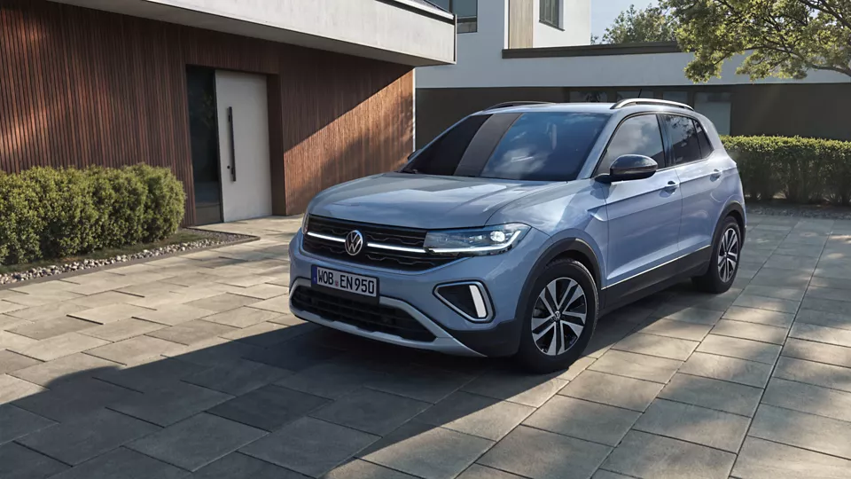 T-Cross Energy parkt in Einfahrt