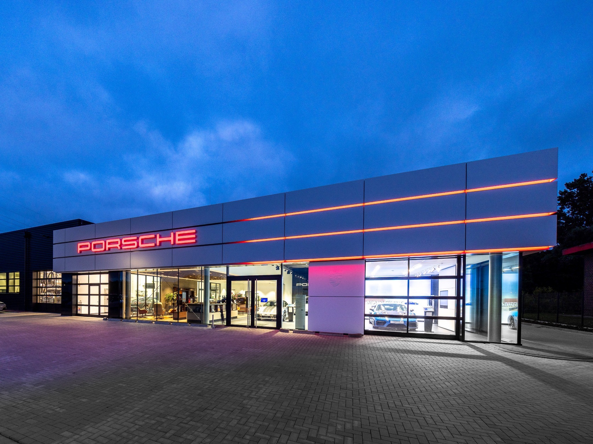 Firmengebäude des Autohauses